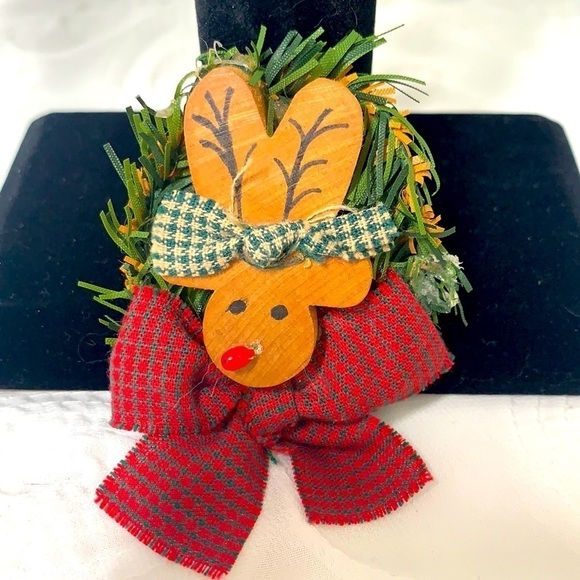 Handmade Reindeer Wreath Brooch - Wood, Fabric - Red/Green/Brown - Picture 1 of 2